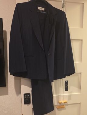 Le Suit Womens Dark Navy/Blue Stripe. Single-Button Blazer Suit.NWT
